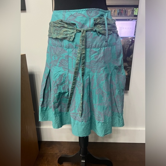 LUX size Medium drop waist skirt with paisley belt. - Picture 4 of 6